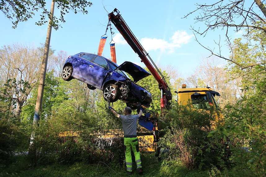 Das Unfallauto wird geborgen