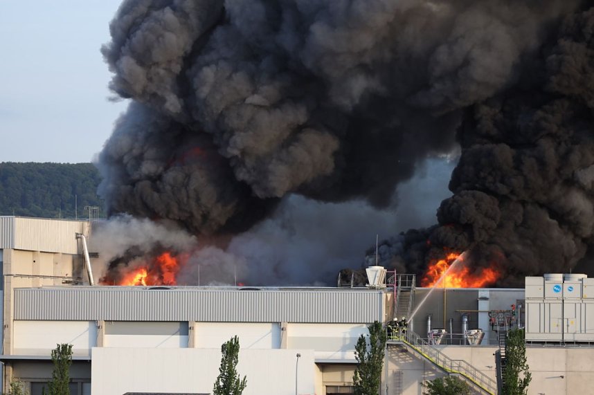 Erste Fotos vonden L&ouml;scharbeiten