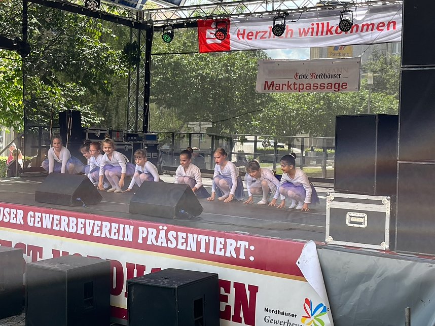 Die Eleven des Tanzstudios Radeva beim Weinfest am Rathaus 
