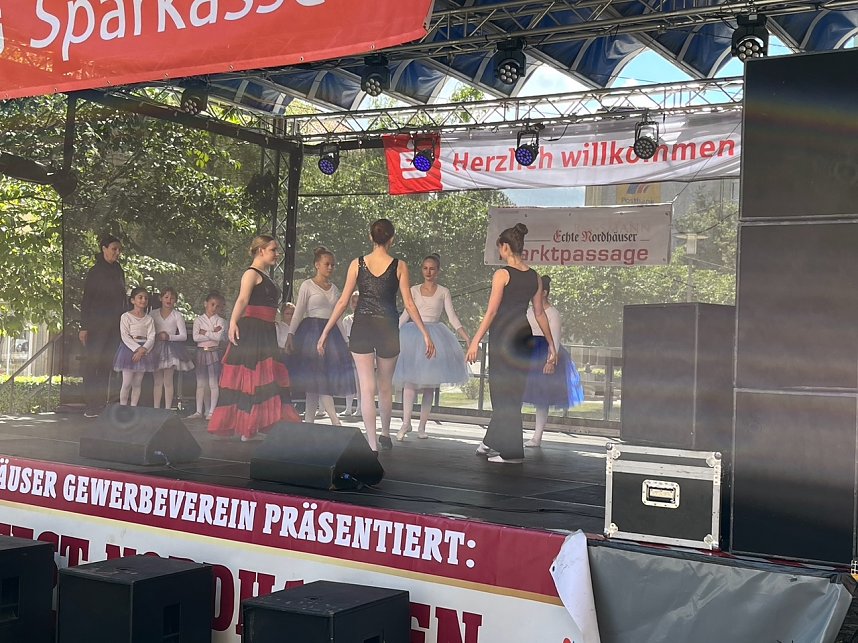 Die Eleven des Tanzstudios Radeva beim Weinfest am Rathaus 