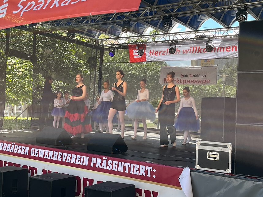 Die Eleven des Tanzstudios Radeva beim Weinfest am Rathaus 