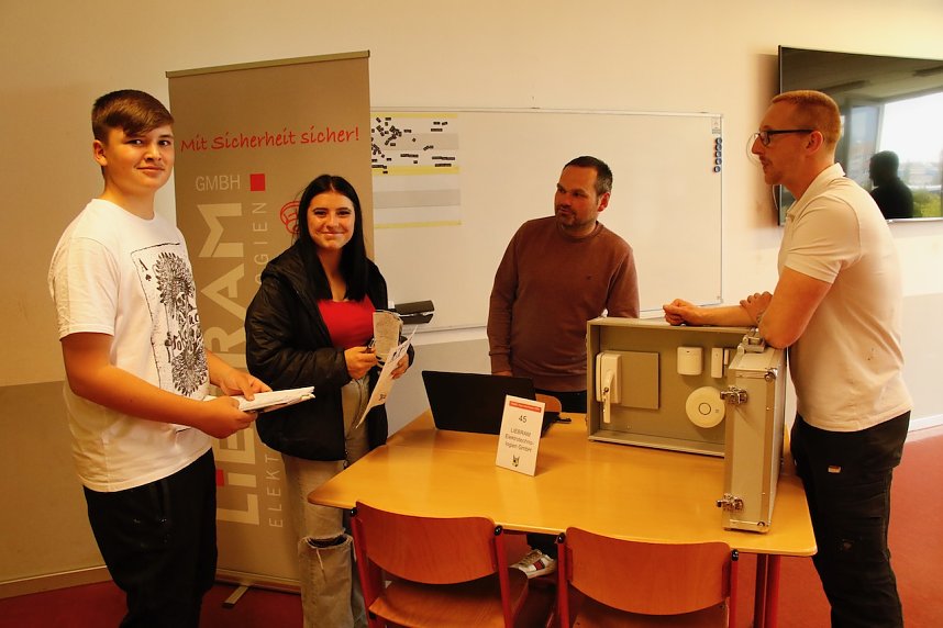 An der Lessing-Schule wurde gestern die dritte Runde des "Tags in der Praxis" mit einer Berufsmesse eingel&auml;utett