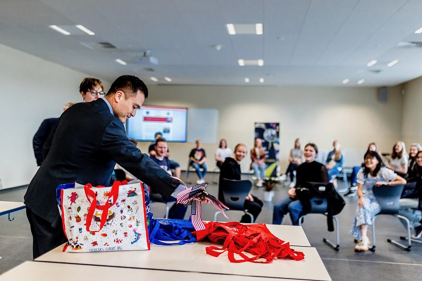 US General Konsul Ken Toko zu Gast am Humboldt-Gymnasium