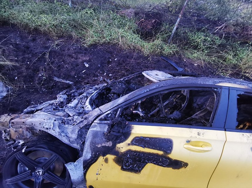 Drei Verletzte und ein ausgebranntes Fahrzeug - das ist die Bilanz nach einem Unfall bei Gro&szlig;lohra