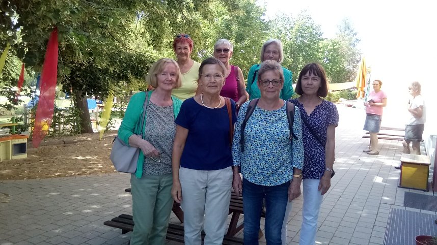 Anerkennende Worte der Ehemaligen  f&uuml;r die Ma&szlig;nahmen, die sich in Kindergarten und -krippe Brummkreisel vollzogen. Links die damalige Leiterin Elke Otto