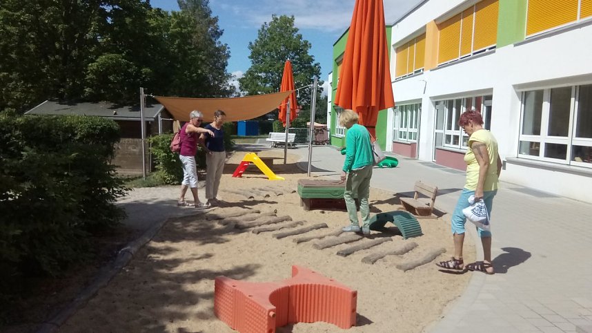 Auf dem Balancierpfad testeten einstige Betreuerinnen ihre Geschicklichkeit.