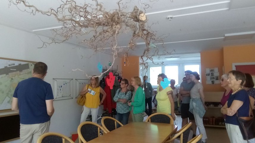 Architekt Tobias Winkler erl&auml;uterte den Besuchern die Arbeiten, die sich im Brummkreisel au&szlig;en und innen  vollzogen.