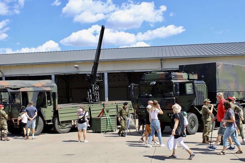 Tag der "Offenen T&uuml;r" auf dem Gel&auml;nde der Kyffh&auml;user Kaserne zwischen Bad Frankenhausen und Seehausen 