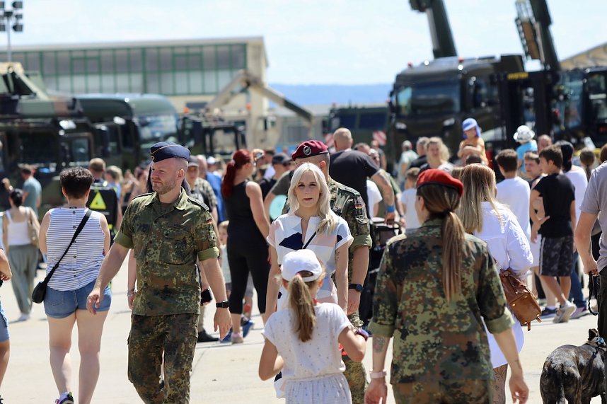 Tag der "Offenen T&uuml;r" auf dem Gel&auml;nde der Kyffh&auml;user Kaserne zwischen Bad Frankenhausen und Seehausen 