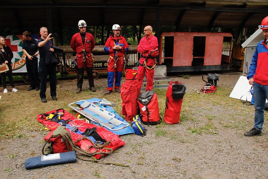 Rettung aus der Finsternis - am Rabensteiner Stollen wurde heute die Rettung unter Tage geprobt