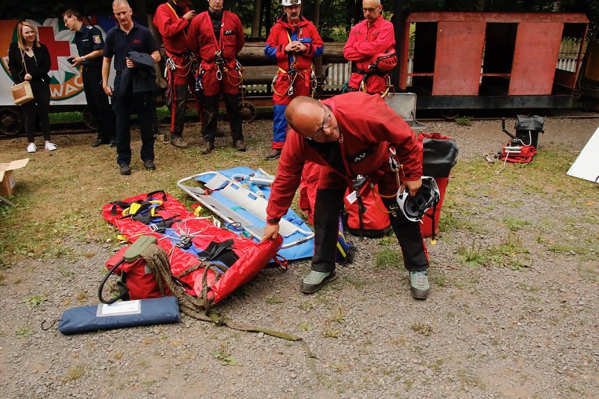 Rettung aus der Finsternis - am Rabensteiner Stollen wurde heute die Rettung unter Tage geprobt