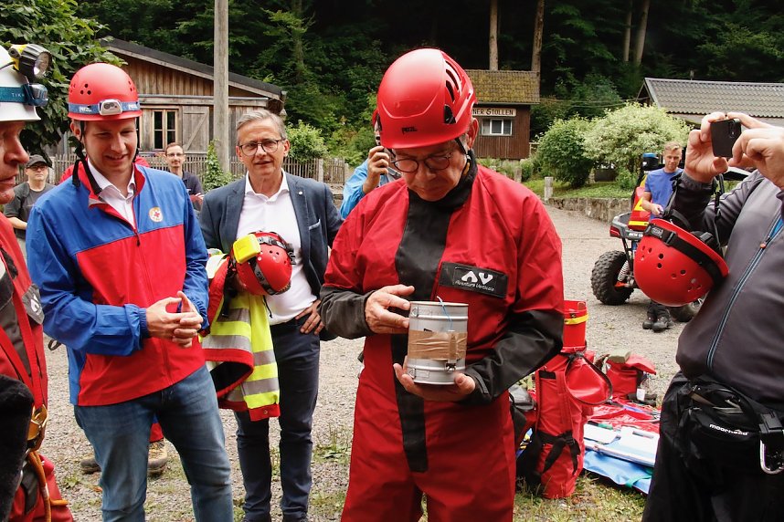 Rettung aus der Finsternis - am Rabensteiner Stollen wurde heute die Rettung unter Tage geprobt