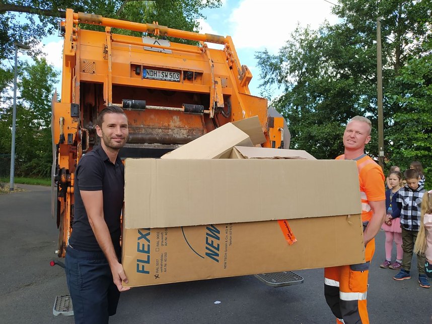 Zur Ferienfreizeit an der Grundschule Niedersalza waren die Abfallexperten des Landkreises zu Gast