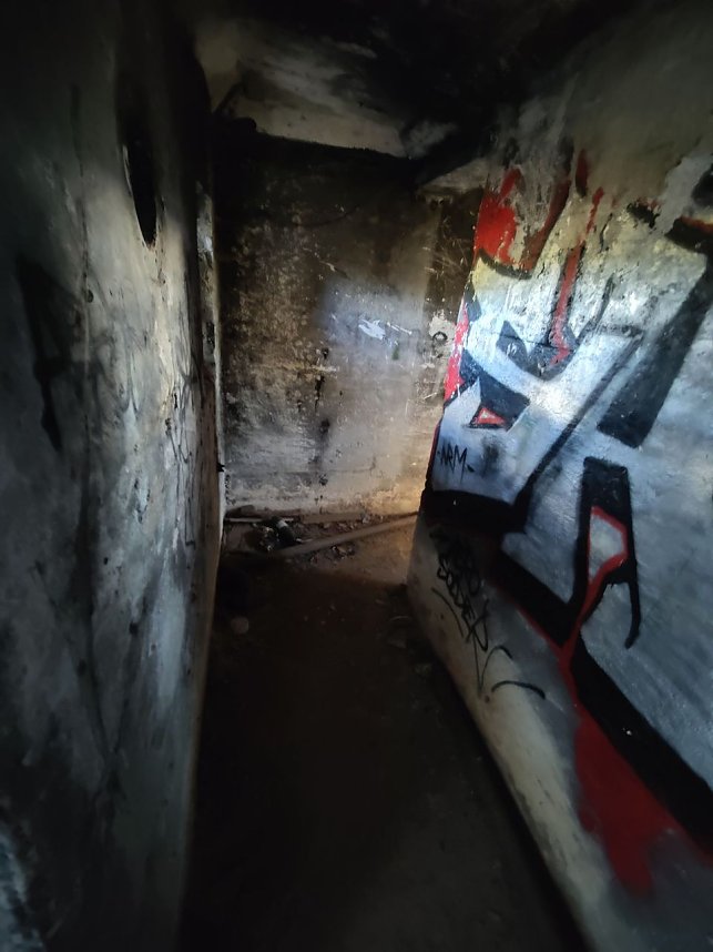 Ein kleiner Bunker am Rande der Stadt