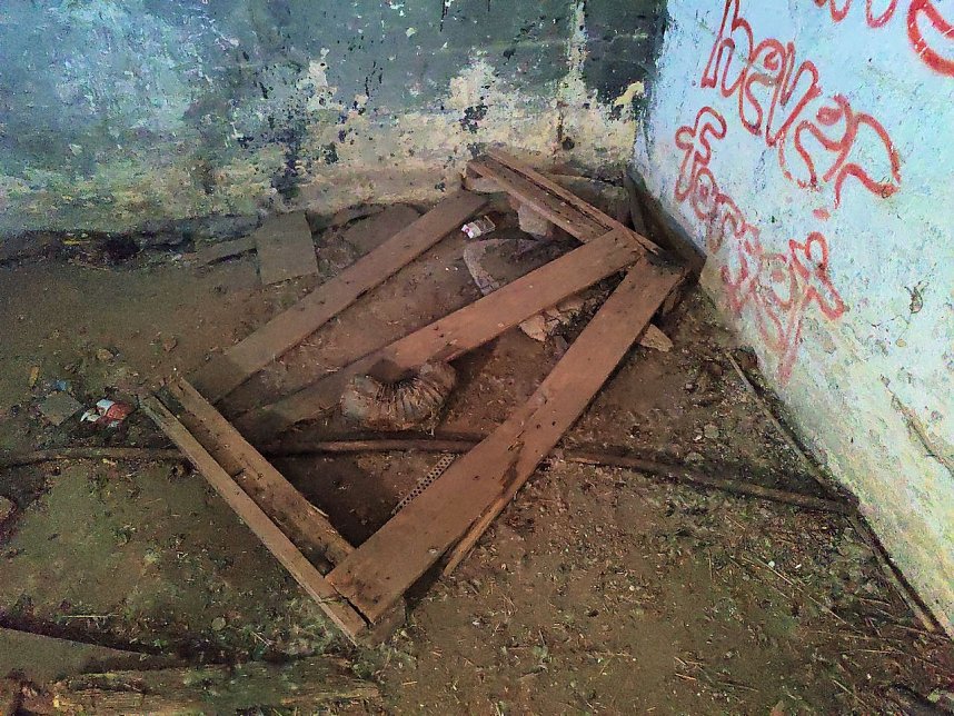 Ein kleiner Bunker am Rande der Stadt