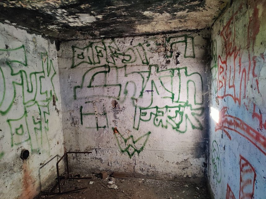 Ein kleiner Bunker am Rande der Stadt