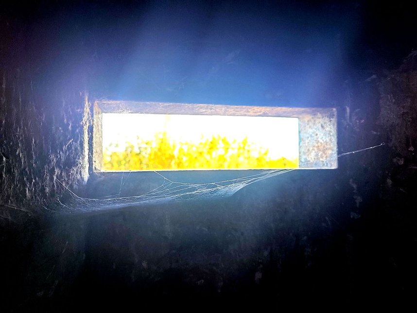 Ein kleiner Bunker am Rande der Stadt