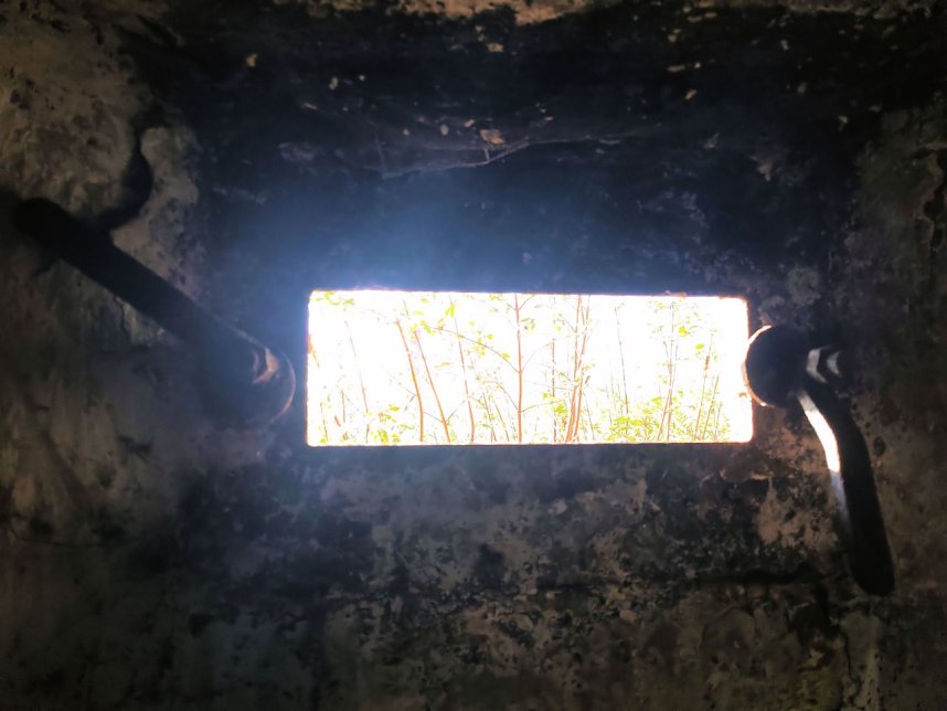 Ein kleiner Bunker am Rande der Stadt