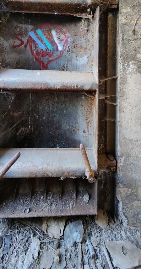 Ein kleiner Bunker am Rande der Stadt