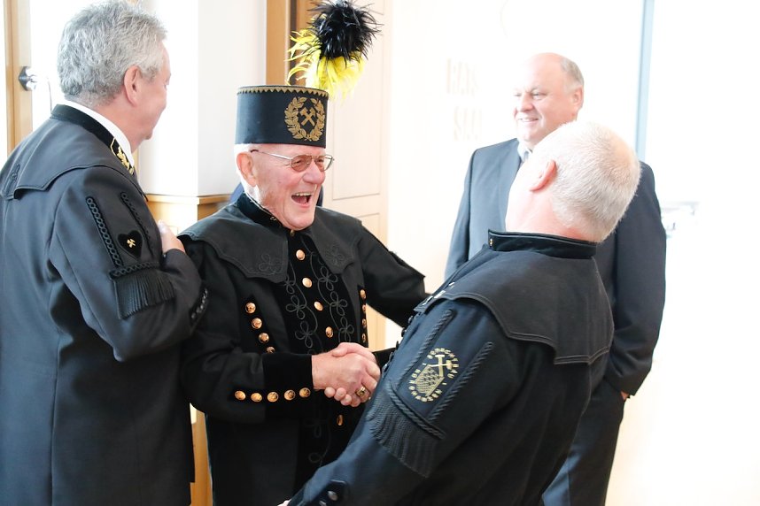 Festakt im Ratssaal: 30 Jahre Schachtbau bei Bauer