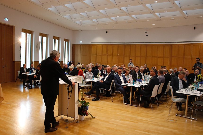 Festakt im Ratssaal: 30 Jahre Schachtbau bei Bauer