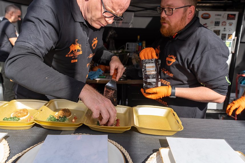 Grillmeisterschaft auf dem Parkdeck der Marktpassage