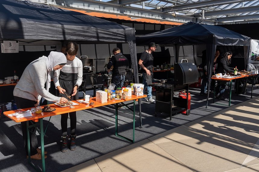 Grillmeisterschaft auf dem Parkdeck der Marktpassage