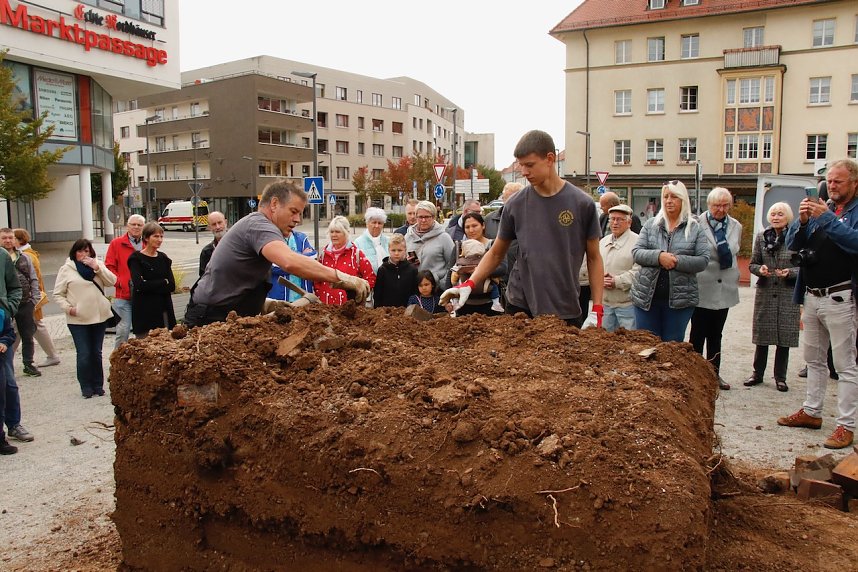 "Glockengeburt" vor der St. Blasii-Kirche