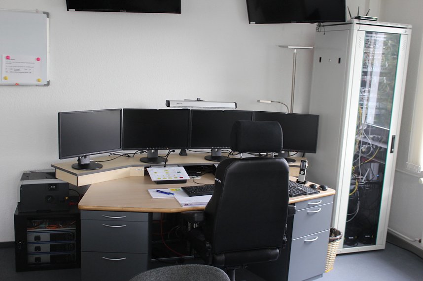 Einblicke in die Leitstelle der Landkreise Nordhausen und Kyffh&auml;user auf dem Gel&auml;nde des S&uuml;dharz Klinikums