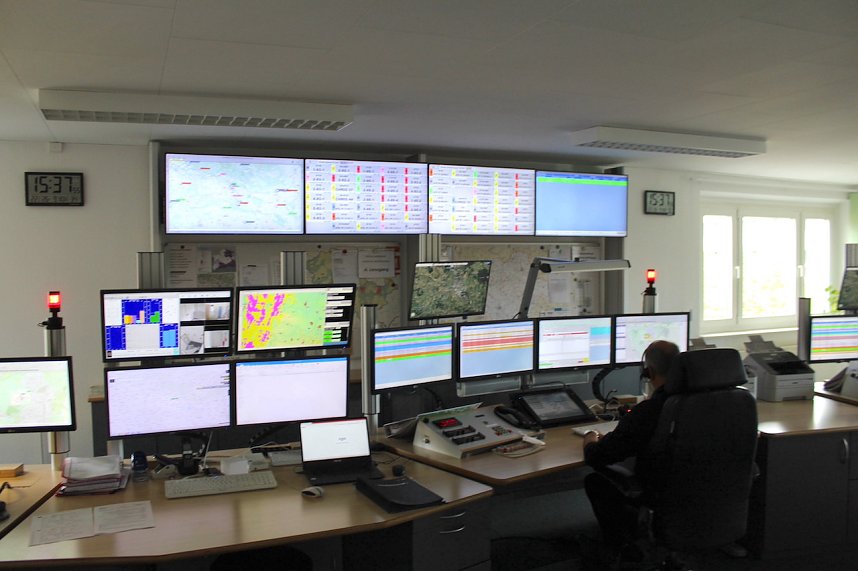 Einblicke in die Leitstelle der Landkreise Nordhausen und Kyffh&auml;user auf dem Gel&auml;nde des S&uuml;dharz Klinikums