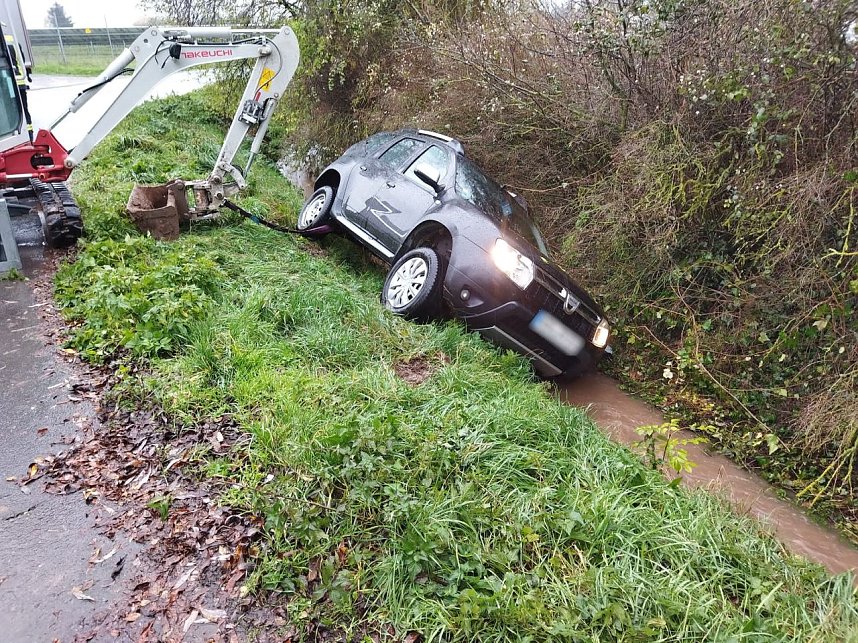 Auf nassem Gras und weicher Erde in den Graben gerutscht