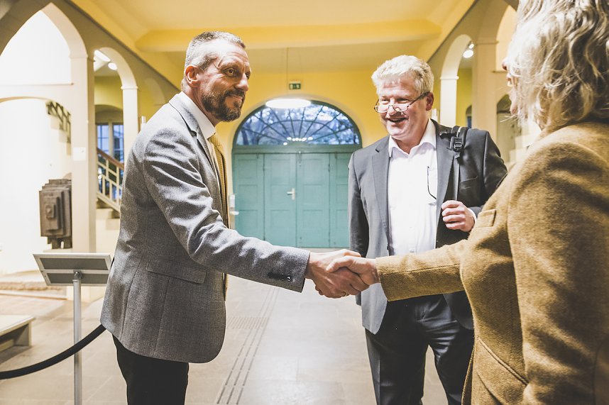 Die Th&uuml;ringer Mehrkindfamilienkarte wurde von Frau Ministerin Susanna Karawanskij mit dem Th&uuml;ringer Demografiepreis 2022 Heimat:Th&uuml;ringen! ausgezeichnet