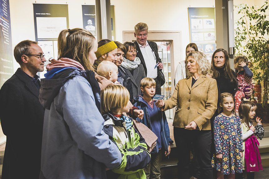 Die Th&uuml;ringer Mehrkindfamilienkarte wurde von Frau Ministerin Susanna Karawanskij mit dem Th&uuml;ringer Demografiepreis 2022 Heimat:Th&uuml;ringen! ausgezeichnet