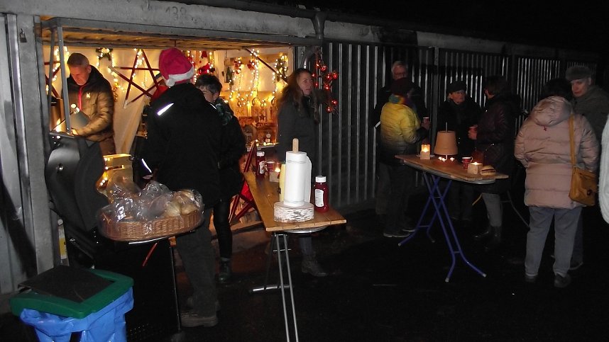 Fr&ouml;hlichkeit vor der Garage