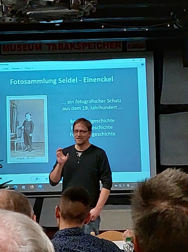 Vortrag zur Fotografie in der Geschichtsforschung