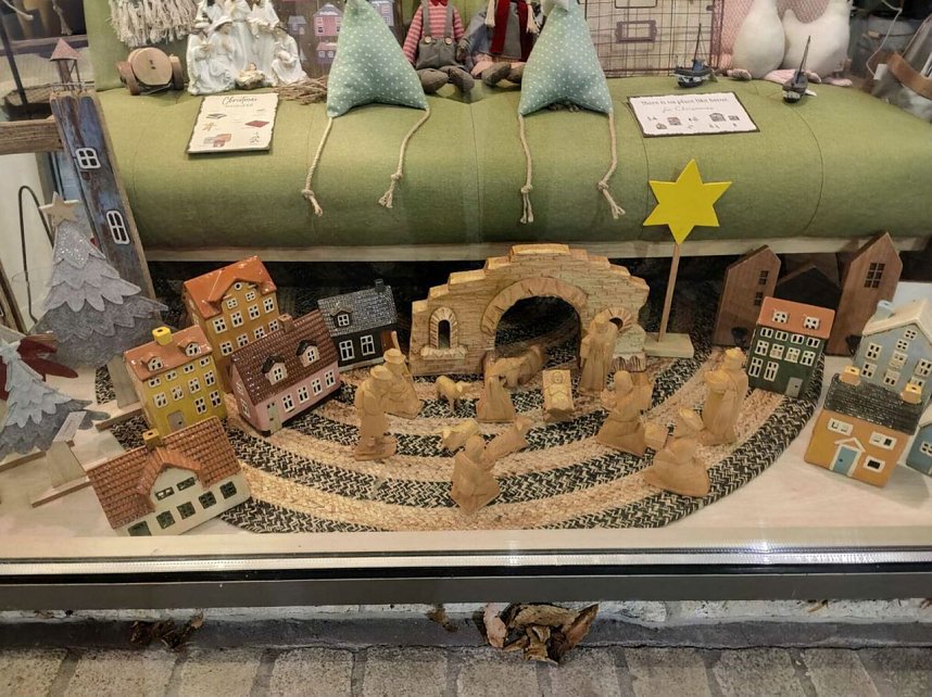 Weihnachtskrippen in Nordh&auml;user Schaufenstern