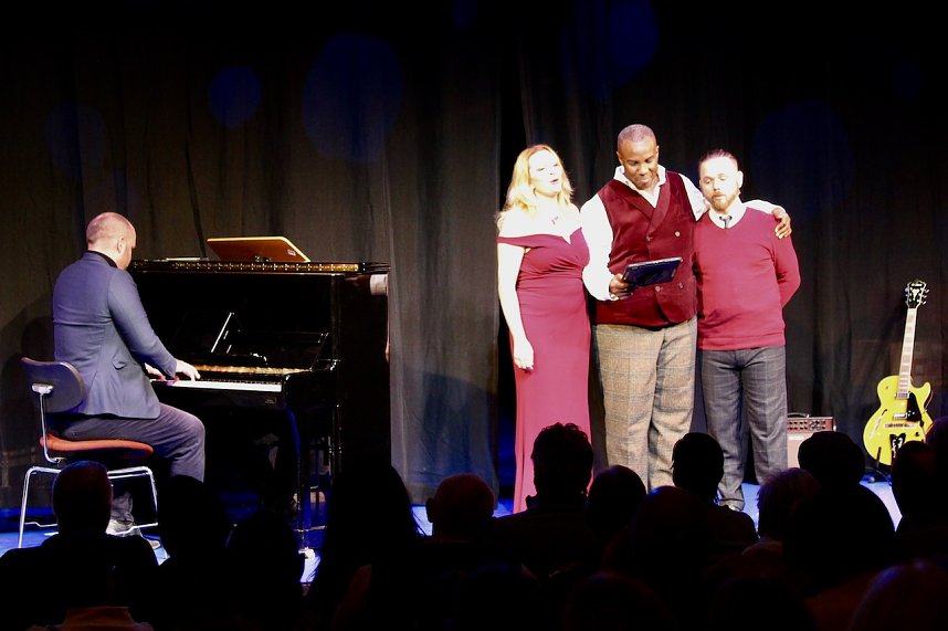 In Haus der Kunst in Sondershausen fand das vorletzte Weihnachtskonzert des Tenortrios Fellas, in diesem Jahr, vor ausverkauftem Haus statt. Am Klavier begleitete sie die bekannten Pianistin Rosalina Genchev 