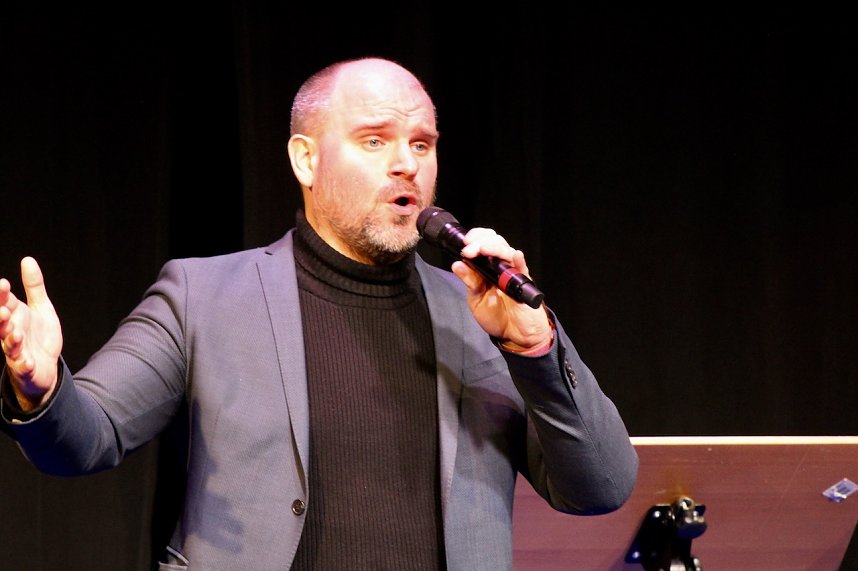 In Haus der Kunst in Sondershausen fand das vorletzte Weihnachtskonzert des Tenortrios Fellas, in diesem Jahr, vor ausverkauftem Haus statt. Am Klavier begleitete sie die bekannten Pianistin Rosalina Genchev 