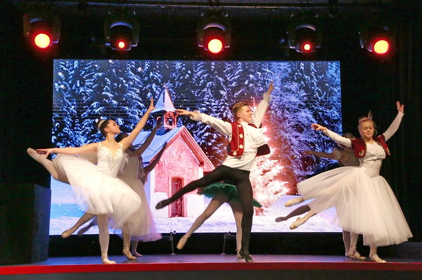 Weihnachtsballett mit den Eleven des Tanzstudios Radeva