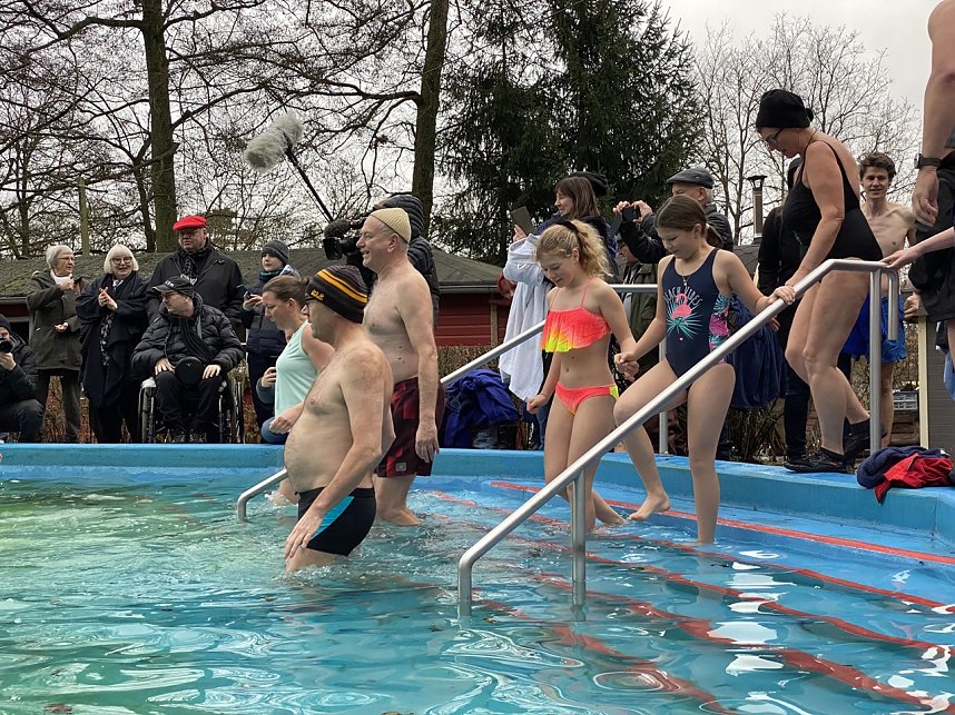 Anbaden im Neust&auml;dter Waldbad