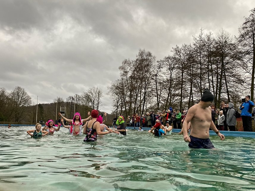 Anbaden im Neust&auml;dter Waldbad