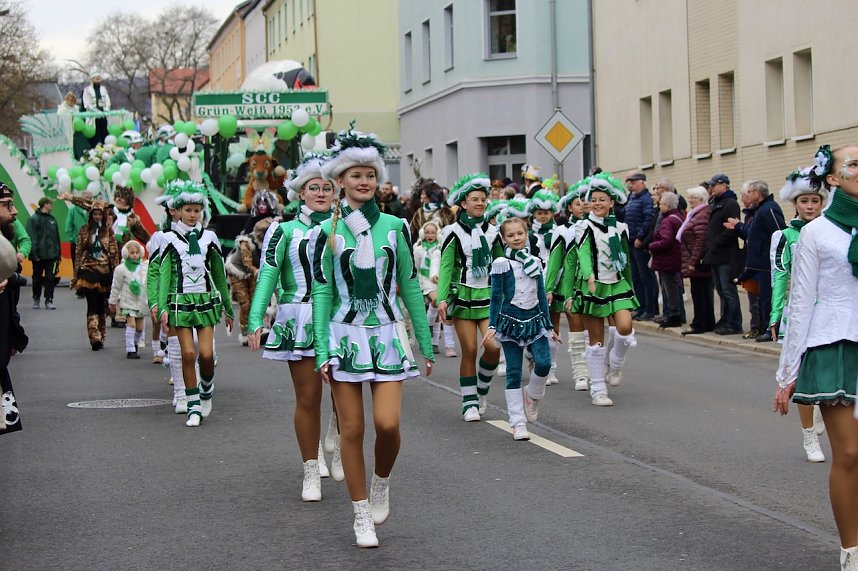 Ausgelassen und fr&ouml;hlich feierten die Menschen am Rosenmontag in Sondershausen