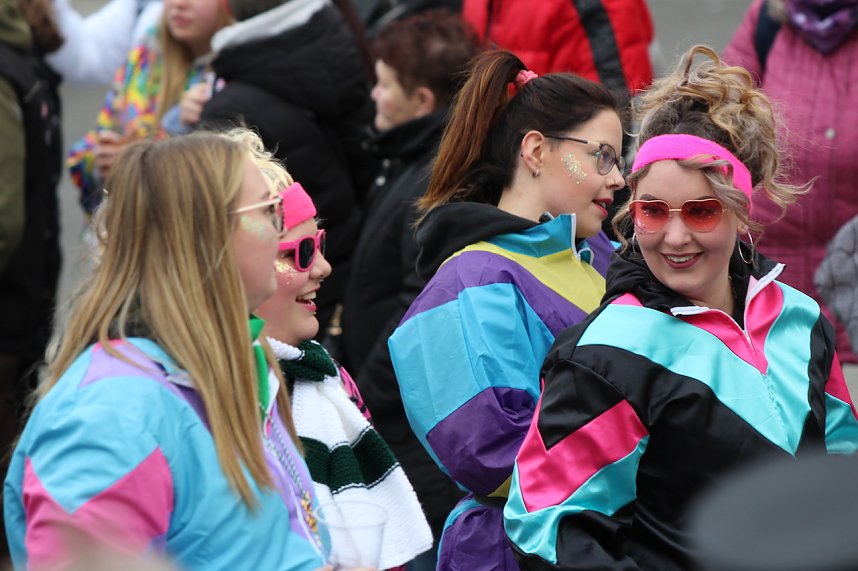 Ausgelassen und fr&ouml;hlich feierten die Menschen am Rosenmontag in Sondershausen