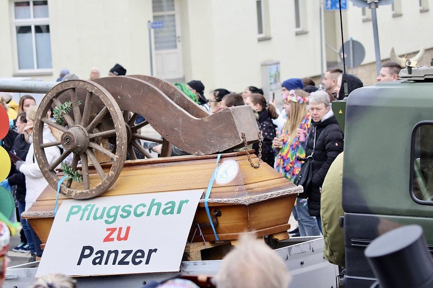 Ausgelassen und fr&ouml;hlich feierten die Menschen am Rosenmontag in Sondershausen