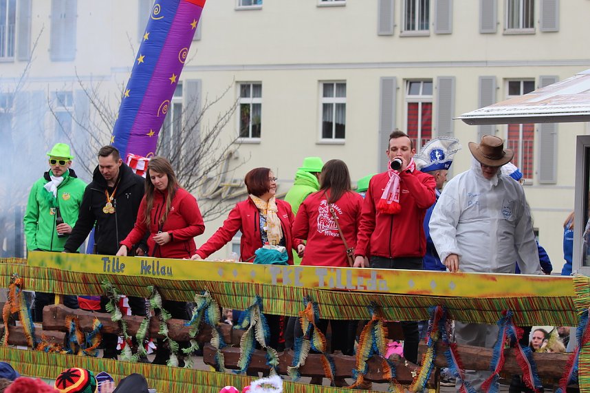 Ausgelassen und fr&ouml;hlich feierten die Menschen am Rosenmontag in Sondershausen