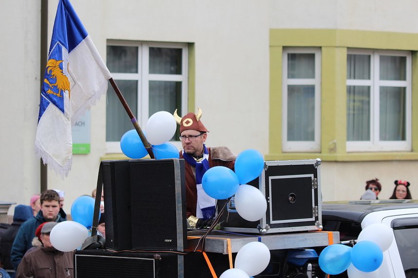 Ausgelassen und fr&ouml;hlich feierten die Menschen am Rosenmontag in Sondershausen