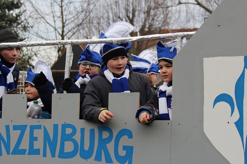 Ausgelassen und fr&ouml;hlich feierten die Menschen am Rosenmontag in Sondershausen