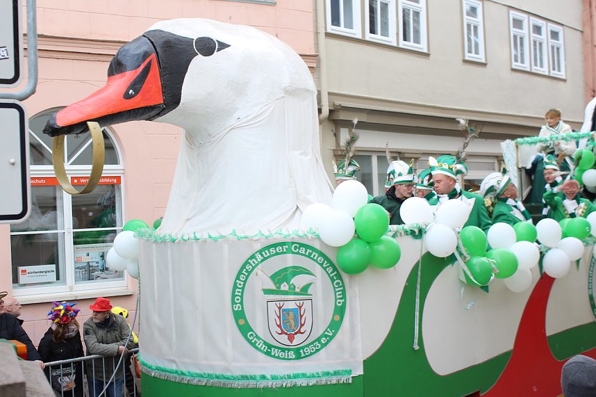 Ausgelassen und fr&ouml;hlich feierten die Menschen am Rosenmontag in Sondershausen