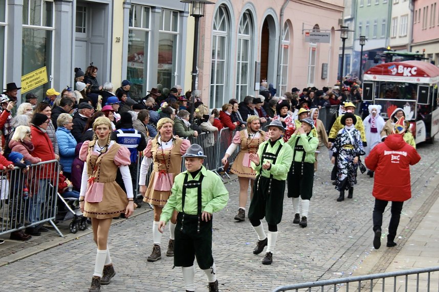 Ein bunter Karnevalszug zog sich am Rosenmontag durch Sondershausen