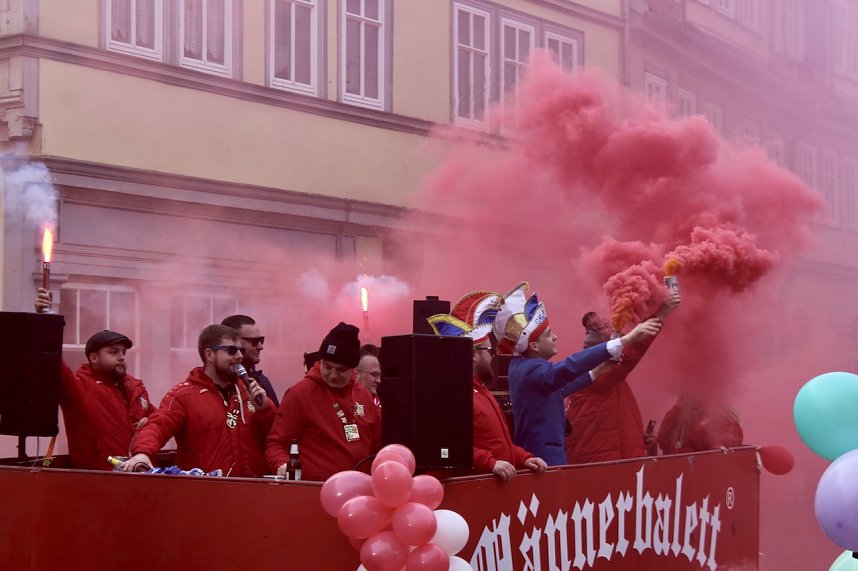 Ein bunter Karnevalszug zog sich am Rosenmontag durch Sondershausen